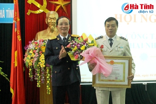 Phó Tổng cục trưởng Tổng cục Hải quan Việt Nam Nguyễn Công Bình trao Cờ thi đua xuất sắc của Thủ tướng Chính phủ cho Cục Hải quan Hà Tĩnh... ...và trao tặng Huân chương Lao động hạng Ba cho Phó Cục trưởng Cục Hải quan Hà Tĩnh Trần Đình Lục. Phó Tổng cục trưởng Tổng cục Hải quan Việt Nam Nguyễn Công Bình trao Cờ thi đua xuất sắc của Thủ tướng Chính phủ cho Cục Hải quan Hà Tĩnh... ...và trao tặng Huân chương Lao động hạng Ba cho Phó Cục trưởng Cục Hải quan Hà Tĩnh Trần Đình Lục.