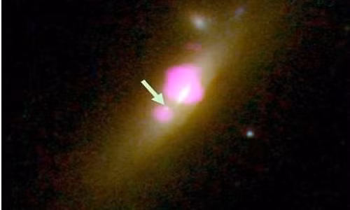 hố đen nhỏ hơn không có sao bao quanh. Ảnh: NASA.