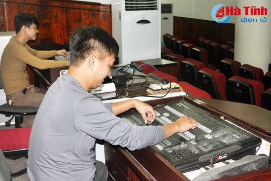 Sau ánh đèn sân khấu lộng lẫy, hào nhoáng, những kỹ thuật viên âm thanh, ánh sáng lặng lẽ cùng bao trăn trở với nghề. Sau ánh đèn sân khấu lộng lẫy, hào nhoáng, những kỹ thuật viên âm thanh, ánh sáng lặng lẽ cùng bao trăn trở với nghề.