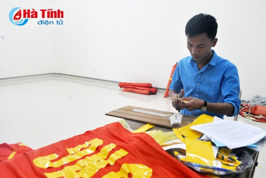 Nhạc công Nguyễn Đức Thịnh - Trung tâm văn hóa TX.Hồng Lĩnh phải làm thêm việc cắt, dán băng rôn tuyên truyền Nhạc công Nguyễn Đức Thịnh - Trung tâm văn hóa TX.Hồng Lĩnh phải làm thêm việc cắt, dán băng rôn tuyên truyền