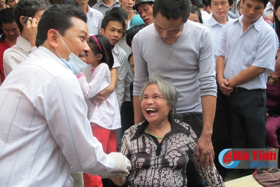 Lương y Võ Hoàng Yên bấm huyệt chữa bệnh tại trụ sở Hội Đông Y Hà Tĩnh. Lương y Võ Hoàng Yên bấm huyệt chữa bệnh tại trụ sở Hội Đông Y Hà Tĩnh.