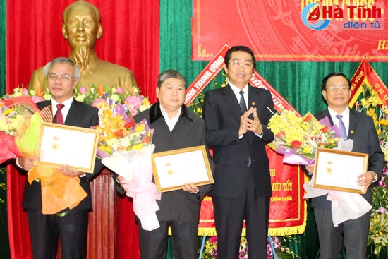 Bí thư Tỉnh ủy – Chủ tịch UBND tỉnh Lê Đình Sơn, Phó Bí thư Thường trực Tỉnh ủy Trần Nam Hồng trao tặng Ban Nội chính Tỉnh ủy bức trướng “Đoàn kết – Chủ động tham mưu – Phối hợp hiệu quả – Xử lý thông tin”. Phó trưởng Ban Nội chính Trung ương Võ Văn Dũng trao tặng kỷ niệm chương cho các cá nhân có thành tích vì sự nghiệp nội chính. …tặng bằng khen cho tập thể Ban Nội chính Tỉnh ủy Hà Tĩnh và Trưởng ban Nội chính Tỉnh ủy Nguyễn Văn Huyên Bí thư Tỉnh ủy – Chủ tịch UBND tỉnh Lê Đình Sơn trao tặng bằng khen của UBND tỉnh cho các tập thể, cá nhân có thành tích xuất sắc trong công tác nội chính