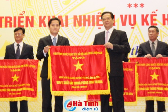 Thủ tướng Chính phủ Nguyễn Tấn Dũng trao tặng cờ Đơn vị xuất sắc trong phong trào thi đua phát triển giao thông nông thôn - miền núi năm 2015 cho huyện Thạch Hà và các địa phương