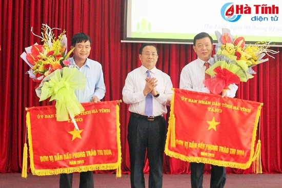 Bí thư Tỉnh ủy - Chủ tịch UBND tỉnh Lê Đình Sơn tặng cờ thi đua của UBND tỉnh cho 2 đơn vị… và trao bằng khen của Chủ tịch UBND tỉnh cho các tập thể có thành tích xuất sắc trong tổ chức thực hiện thu ngân sách 2015 Phó Chủ tịch HĐND tỉnh Nguyễn Thị Nữ Y trao bằng khen UBND tỉnh cho 24 cá nhân có thành tích xuất sắc trong tổ chức thực hiện thu ngân sách 2015. Bí thư Tỉnh ủy - Chủ tịch UBND tỉnh Lê Đình Sơn tặng cờ thi đua của UBND tỉnh cho 2 đơn vị… và trao bằng khen của Chủ tịch UBND tỉnh cho các tập thể có thành tích xuất sắc trong tổ chức thực hiện thu ngân sách 2015 Phó Chủ tịch HĐND tỉnh Nguyễn Thị Nữ Y trao bằng khen UBND tỉnh cho 24 cá nhân có thành tích xuất sắc trong tổ chức thực hiện thu ngân sách 2015.