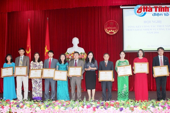 Bí thư Tỉnh ủy - Chủ tịch UBND tỉnh Lê Đình Sơn tặng cờ thi đua của UBND tỉnh cho 2 đơn vị… và trao bằng khen của Chủ tịch UBND tỉnh cho các tập thể có thành tích xuất sắc trong tổ chức thực hiện thu ngân sách 2015 Phó Chủ tịch HĐND tỉnh Nguyễn Thị Nữ Y trao bằng khen UBND tỉnh cho 24 cá nhân có thành tích xuất sắc trong tổ chức thực hiện thu ngân sách 2015. Bí thư Tỉnh ủy - Chủ tịch UBND tỉnh Lê Đình Sơn tặng cờ thi đua của UBND tỉnh cho 2 đơn vị… và trao bằng khen của Chủ tịch UBND tỉnh cho các tập thể có thành tích xuất sắc trong tổ chức thực hiện thu ngân sách 2015 Phó Chủ tịch HĐND tỉnh Nguyễn Thị Nữ Y trao bằng khen UBND tỉnh cho 24 cá nhân có thành tích xuất sắc trong tổ chức thực hiện thu ngân sách 2015.