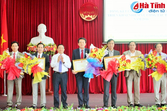 Bí thư Tỉnh ủy - Chủ tịch UBND tỉnh Lê Đình Sơn tặng cờ thi đua của UBND tỉnh cho 2 đơn vị… và trao bằng khen của Chủ tịch UBND tỉnh cho các tập thể có thành tích xuất sắc trong tổ chức thực hiện thu ngân sách 2015 Phó Chủ tịch HĐND tỉnh Nguyễn Thị Nữ Y trao bằng khen UBND tỉnh cho 24 cá nhân có thành tích xuất sắc trong tổ chức thực hiện thu ngân sách 2015. Bí thư Tỉnh ủy - Chủ tịch UBND tỉnh Lê Đình Sơn tặng cờ thi đua của UBND tỉnh cho 2 đơn vị… và trao bằng khen của Chủ tịch UBND tỉnh cho các tập thể có thành tích xuất sắc trong tổ chức thực hiện thu ngân sách 2015 Phó Chủ tịch HĐND tỉnh Nguyễn Thị Nữ Y trao bằng khen UBND tỉnh cho 24 cá nhân có thành tích xuất sắc trong tổ chức thực hiện thu ngân sách 2015.