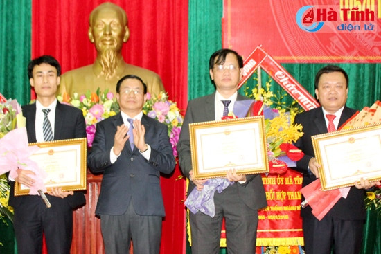 Bí thư Tỉnh ủy – Chủ tịch UBND tỉnh Lê Đình Sơn, Phó Bí thư Thường trực Tỉnh ủy Trần Nam Hồng trao tặng Ban Nội chính Tỉnh ủy bức trướng “Đoàn kết – Chủ động tham mưu – Phối hợp hiệu quả – Xử lý thông tin”. Phó trưởng Ban Nội chính Trung ương Võ Văn Dũng trao tặng kỷ niệm chương cho các cá nhân có thành tích vì sự nghiệp nội chính. …tặng bằng khen cho tập thể Ban Nội chính Tỉnh ủy Hà Tĩnh và Trưởng ban Nội chính Tỉnh ủy Nguyễn Văn Huyên Bí thư Tỉnh ủy – Chủ tịch UBND tỉnh Lê Đình Sơn trao tặng bằng khen của UBND tỉnh cho các tập thể, cá nhân có thành tích xuất sắc trong công tác nội chính