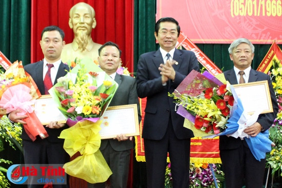 Bí thư Tỉnh ủy – Chủ tịch UBND tỉnh Lê Đình Sơn, Phó Bí thư Thường trực Tỉnh ủy Trần Nam Hồng trao tặng Ban Nội chính Tỉnh ủy bức trướng “Đoàn kết – Chủ động tham mưu – Phối hợp hiệu quả – Xử lý thông tin”. Phó trưởng Ban Nội chính Trung ương Võ Văn Dũng trao tặng kỷ niệm chương cho các cá nhân có thành tích vì sự nghiệp nội chính. …tặng bằng khen cho tập thể Ban Nội chính Tỉnh ủy Hà Tĩnh và Trưởng ban Nội chính Tỉnh ủy Nguyễn Văn Huyên Bí thư Tỉnh ủy – Chủ tịch UBND tỉnh Lê Đình Sơn trao tặng bằng khen của UBND tỉnh cho các tập thể, cá nhân có thành tích xuất sắc trong công tác nội chính