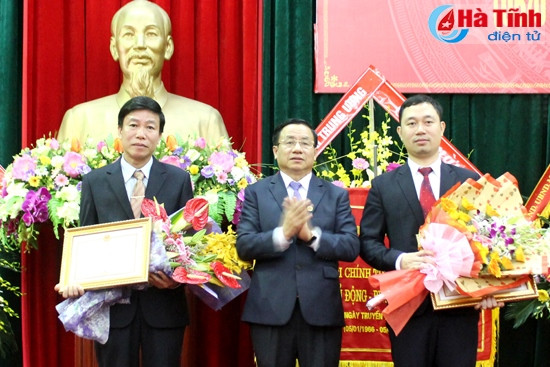 Bí thư Tỉnh ủy – Chủ tịch UBND tỉnh Lê Đình Sơn, Phó Bí thư Thường trực Tỉnh ủy Trần Nam Hồng trao tặng Ban Nội chính Tỉnh ủy bức trướng “Đoàn kết – Chủ động tham mưu – Phối hợp hiệu quả – Xử lý thông tin”. Phó trưởng Ban Nội chính Trung ương Võ Văn Dũng trao tặng kỷ niệm chương cho các cá nhân có thành tích vì sự nghiệp nội chính. …tặng bằng khen cho tập thể Ban Nội chính Tỉnh ủy Hà Tĩnh và Trưởng ban Nội chính Tỉnh ủy Nguyễn Văn Huyên Bí thư Tỉnh ủy – Chủ tịch UBND tỉnh Lê Đình Sơn trao tặng bằng khen của UBND tỉnh cho các tập thể, cá nhân có thành tích xuất sắc trong công tác nội chính