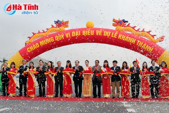 Lãnh đạo Trung ương, địa phương cắt băng khánh thành dự án QL1A đoạn Nam tuyến tránh TP. Hà Tĩnh - đèo Con (Kỳ Anh) ngày 31/1/2015.