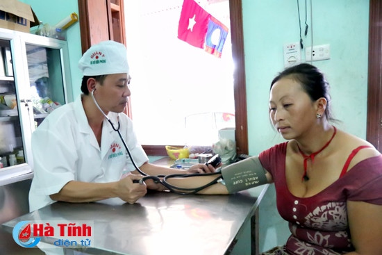 Bác sỹ Trạm Y tế Thoọng Pẹ khám bệnh cho dân bản