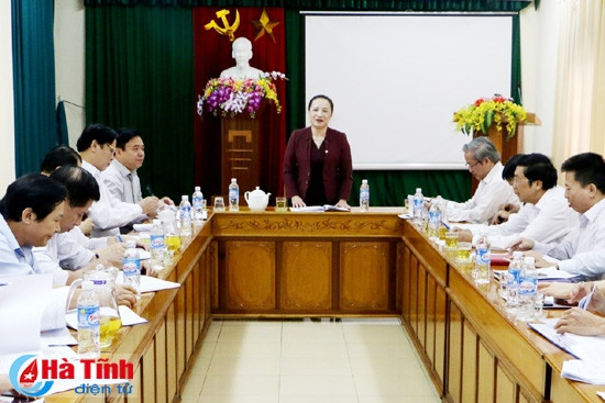 Chủ nhiệm UBKT Tỉnh ủy Nguyễn Thị Gái: LĐLĐ tỉnh cần tiếp tục đẩy mạnh thành lập các tổ chức công đoàn, phát triển đoàn viên gắn với bảo vệ quyền và lợi ích chính đáng cho đoàn viên công đoàn... Chủ nhiệm UBKT Tỉnh ủy Nguyễn Thị Gái: LĐLĐ tỉnh cần tiếp tục đẩy mạnh thành lập các tổ chức công đoàn, phát triển đoàn viên gắn với bảo vệ quyền và lợi ích chính đáng cho đoàn viên công đoàn...