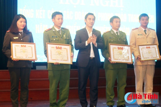 Lãnh đạo Tỉnh đoàn, Công an tỉnh trao bằng khen của TƯ Đoàn, cờ đơn vị xuất sắc của Tỉnh đoàn cho Đoàn Thanh niên Công an tỉnh