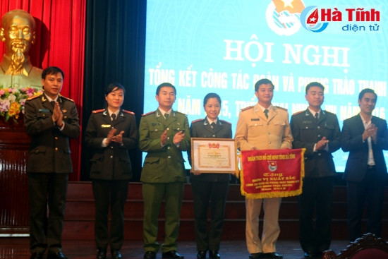Lãnh đạo Tỉnh đoàn, Công an tỉnh trao bằng khen của TƯ Đoàn, cờ đơn vị xuất sắc của Tỉnh đoàn cho Đoàn Thanh niên Công an tỉnh