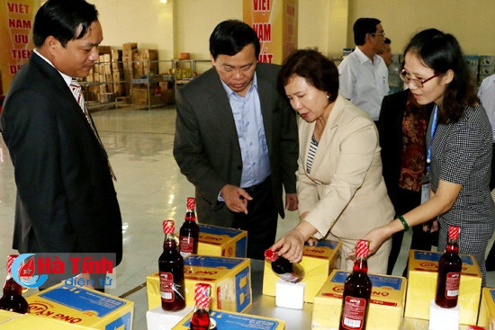 ... và Trung tâm Thương mại chợ Hội ở thị trấn Cẩm Xuyên