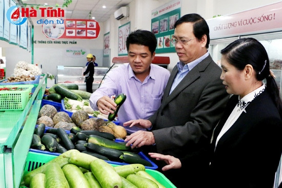 Đoàn đã khảo sát tại Siêu thị Coop Mart và cửa hàng Mitraco Foot ở TP Hà Tĩnh...
