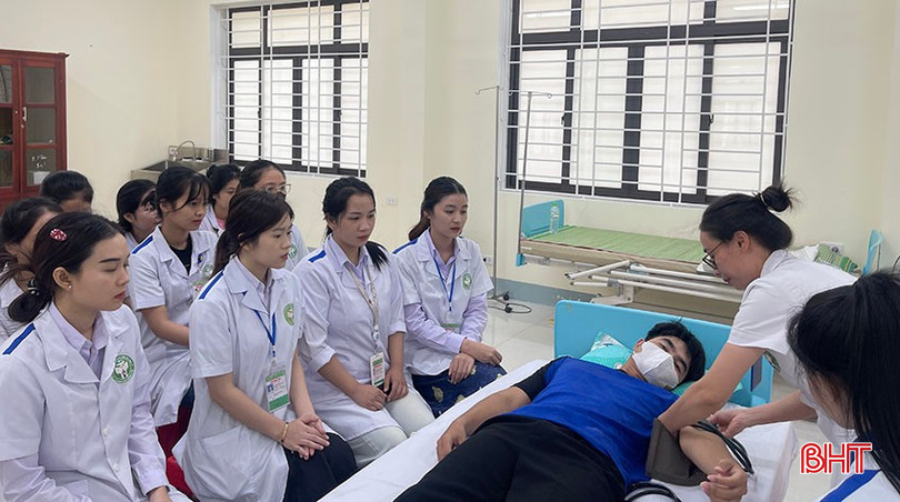 Các sinh viên Lào tại trường Cao đẳng Y Tế Hà Tĩnh tập trung, nghiêm túc trong từng buổi thực hành. bqbht_br_sua-4-oki.jpg