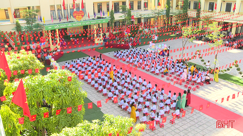 Các trường học trang hoàng cờ hoa rực rỡ đón các bạn học sinh tựu trường. bqbht_br_san-truong-trang-hoang-ruc-ro.png