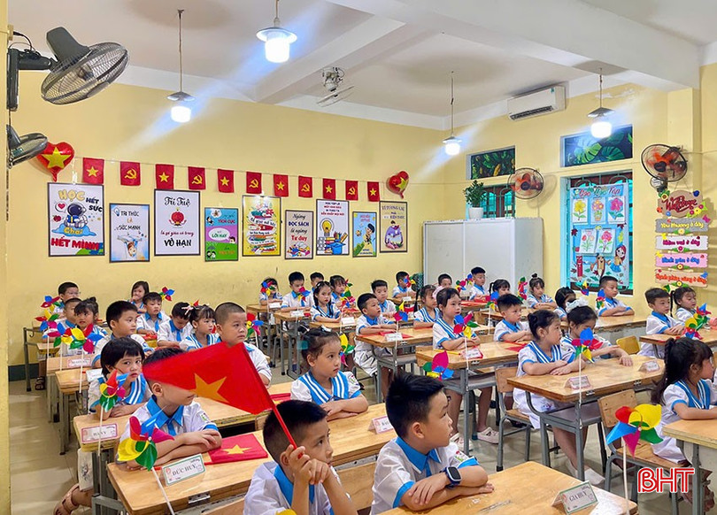 Các em học sinh lớp 1, Trường Tiểu học Bắc Hà lắng nghe cô giáo hướng dẫn trong buổi học đầu tiên. bqbht_br_anh-hoc-tai-lop.jpg