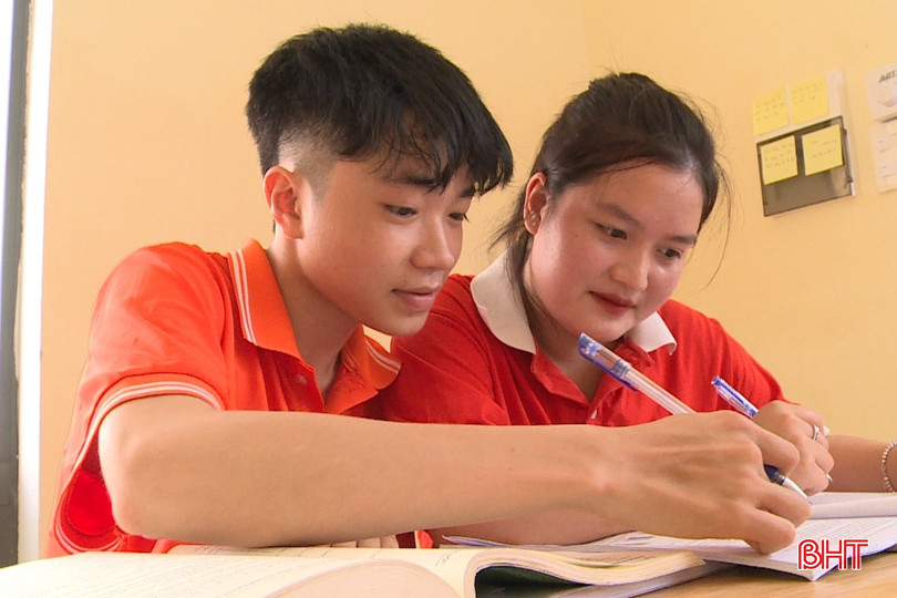 Các sĩ tử hỗ trợ nhau ôn tập, kiểm tra kiến thức và luyện các dạng đề khó. bqbht_br_kieu-4.jpg