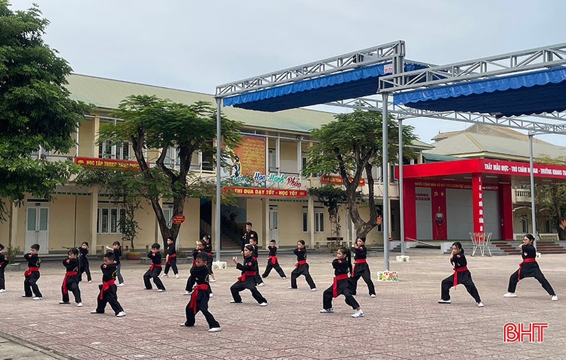 Các học sinh mạnh mẽ trong từng thế võ... bqbht_br_hoc-vo-san-truong.jpg