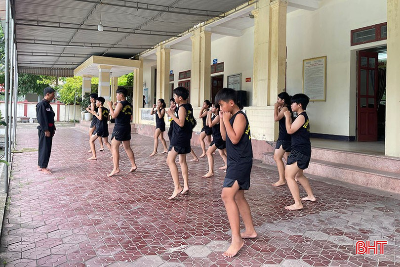 Dù mùa hè nhưng các bạn vẫn say sưa tập luyện trong khuôn viên của nhà trường bqbht_br_hoa-lien-6.jpg