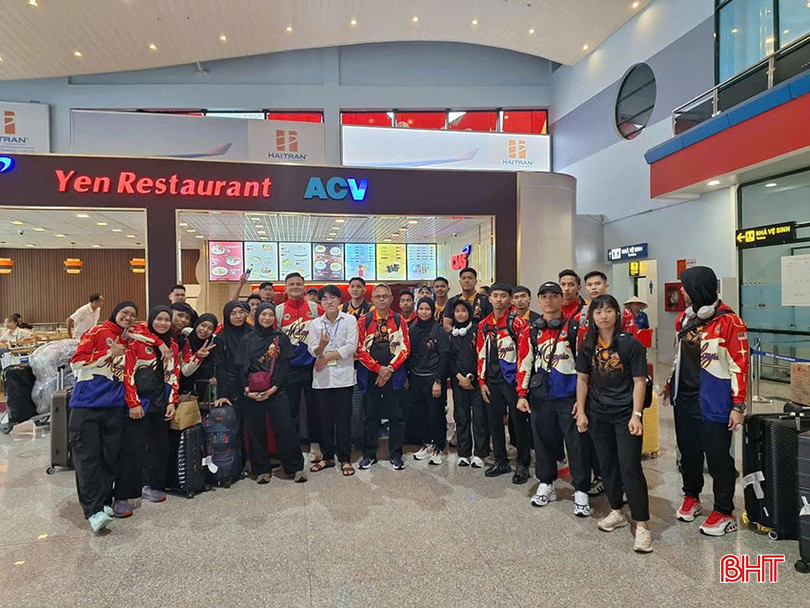 Tình nguyện viên Hà Tĩnh đón các thành viên đoàn Pencak Silat Malaysia tại sân bay. bqbht_br_dau-an-dep.jpg