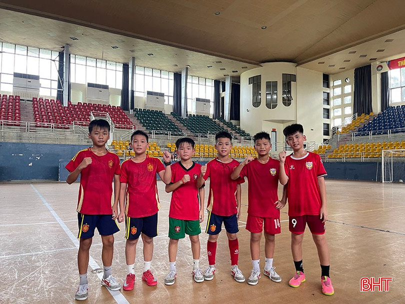 Đội tuyển bóng đá U11 Hồng Lĩnh Hà Tĩnh quyết tâm giành thắng lợi tại Vòng chung kết U11 toàn quốc 2025 diễn ra từ 20/7 tại Đà Nẵng. bqbht_br_da-sua-vdv-nhi.jpg