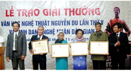 Các nghệ nhân nhận Bằng chứng nhận Nghệ nhân dân gian