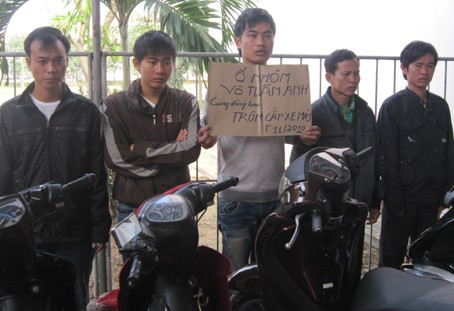 Các đối tượng và tang vật tại cơ quan điều tra Công an thành phố Hà Tĩnh