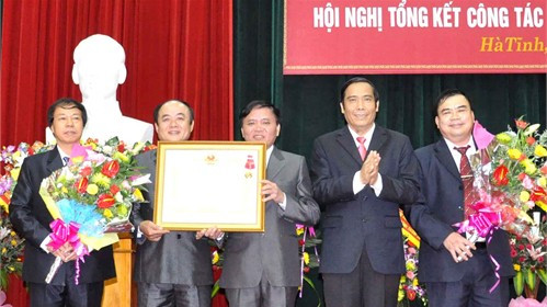 Thừa ủy quyền của Chủ tịch nước, Bí thư Tỉnh ủy Hà Tĩnh Nguyễn Thanh Bình trao tặng Huân chương Lao động hạng Nhất cho Thanh tra Hà Tĩnh