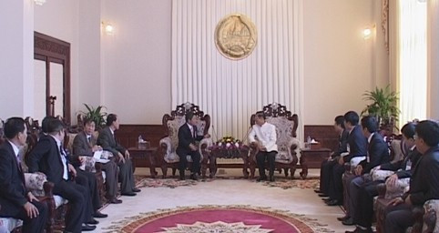 Phó Thủ tướng Lào Xổm-xa-vạt-lềng-xa-vát tiếp, nói chuyện thân mật với Chủ tịch UBND tỉnh Hà Tĩnh Võ Kim Cự và đoàn công tác