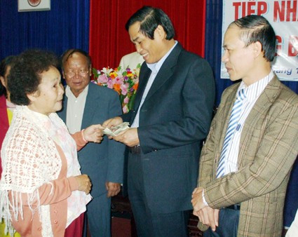 và trực tiếp nhận tiền của Cộng đồng người Việt ở Thái Lan và Lào