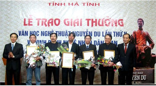 Thứ trưởng Bộ VH-TT&DL Lê Khánh Hải và Phó Bí thư Thường trực Tỉnh ủy Hà Tĩnh Đinh Xuân Việt trao giải A cho các tác giả