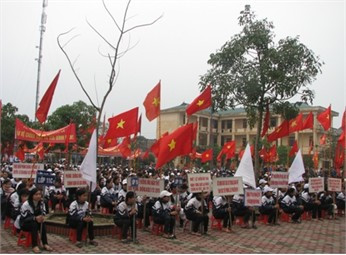 Học sinh trường THPT Lý Tự Trọng (Thạch Hà) tham gia mit-tinh hưởng ứng Ngày thế giới phòng chống HIV/AIDS