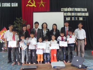 Đại diện lãnh đạo Công ty Prudential trao học bổng cho học sinh nghèo vượt khó xã Cương Gián (Nghi Xuân)