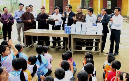 Tặng quà và 500 triệu đồng cho trường Tiểu học Hương Thuỷ (Hương Khê)