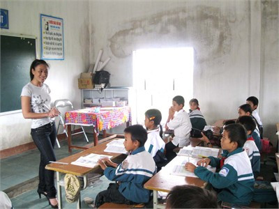 Mỹ Tâm trao học bổng và trò chuyện, vui hát cùng học sinh Trường Tiểu học Cẩm Mỹ