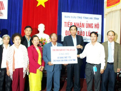 Chủ tịch UBMTTQ tỉnh Hà Tĩnh Từ Văn Diện nhận tương trưng số quần áo...