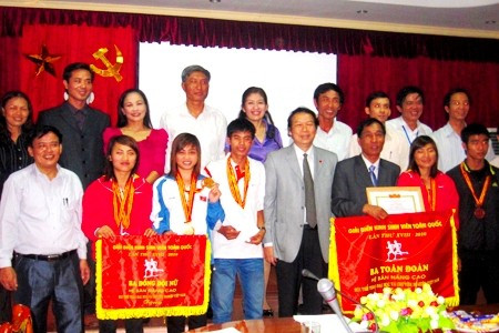 Lãnh đạo Sở VHTT& DL và GS-TS Nguyễn Văn Đính – Hiệu trưởng Đại học Hà Tĩnh khen thưởng đoàn VĐV của trường Lãnh đạo Sở VHTT& DL và GS-TS Nguyễn Văn Đính – Hiệu trưởng Đại học Hà Tĩnh khen thưởng đoàn VĐV của trường