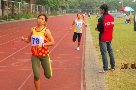 VĐV Nguyễn Thị Thu Hường xuất sắc về đích cự ly chạy 100m VĐV Nguyễn Thị Thu Hường xuất sắc về đích cự ly chạy 100m