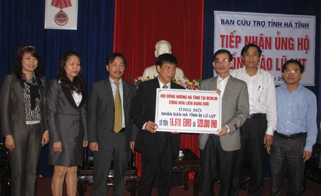 Phó Chủ tịch Thường trực UBND tỉnh Hà Tĩnh Trần Minh Kỳ tiếp nhận hàng do Đoàn Hội đồng hương Hà Tĩnh tại Berlin trao tặng