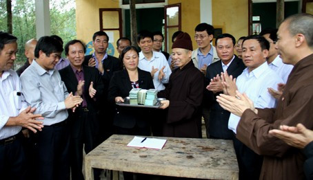 Tặng quà và 850 triệu đồng cho trường Mầm non Hà Linh