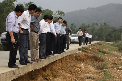 Đoàn công tác Bộ KH&ĐT kiểm tra hư hỏng tuyến tỉnh lộ 27