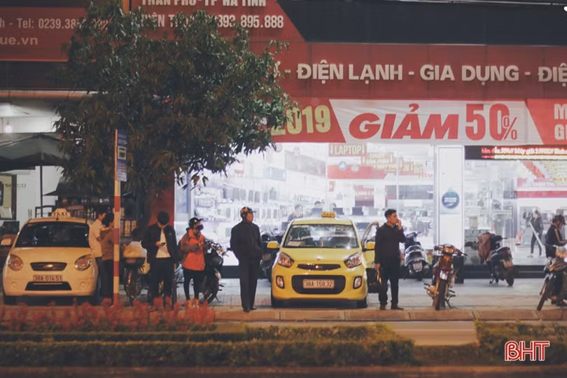 Ngắm Thành Sen đẹp dịu dàng, mộc mạc trong chiều cuối năm