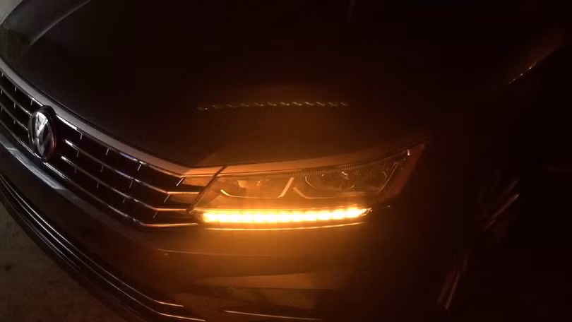 Tại sao đèn xi nhan lại có màu da cam?