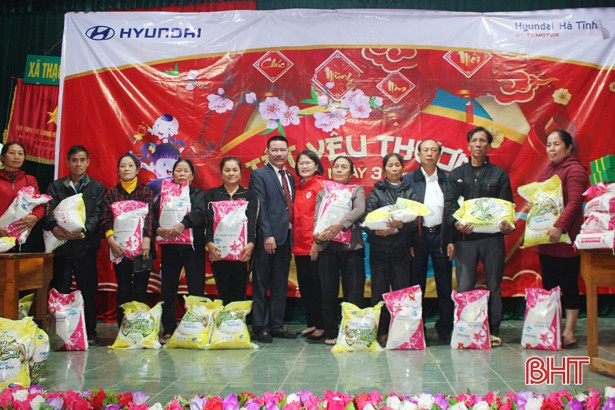 Trao 100 suất quà Tết cho hộ nghèo, đối tượng bảo trợ xã hội tại Thạch Hà
