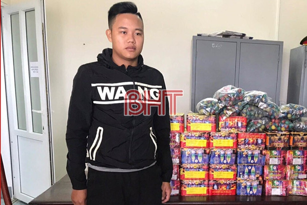 Khởi tố 9X dùng xe ô tô đi bán pháo