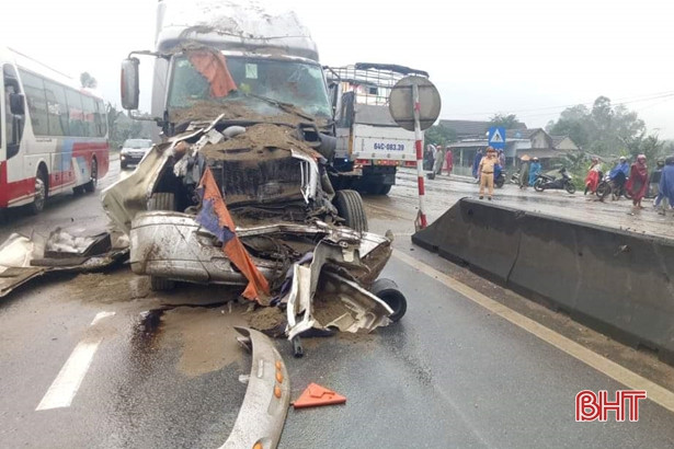 Va chạm liên hoàn, tài xế bị thương, xe tải bẹp dúm