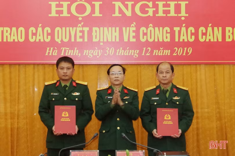 Đảng uỷ Quân sự Hà Tĩnh trao quyết định bổ nhiệm 18 cán bộ